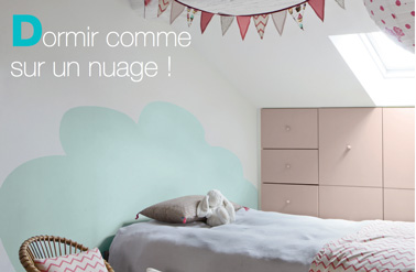 Peindre une tête de lit poétique sur le mur pour dormir sur un nuage, préférez une couleur pastel coordonnée aux couleurs de la chambre pour peindre la tête de lit . Peinture Collection Colorissim V33