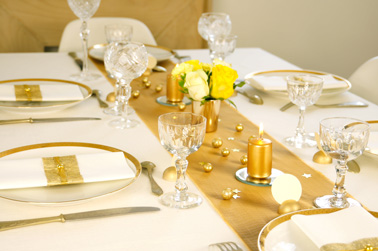 Pour fêter Noël avec faste et lumière, une déco de table parée d'or, de miroirs et de boules dorées, une composition chic et magique qui fera tilt dans les yeux des enfants et des plus grands