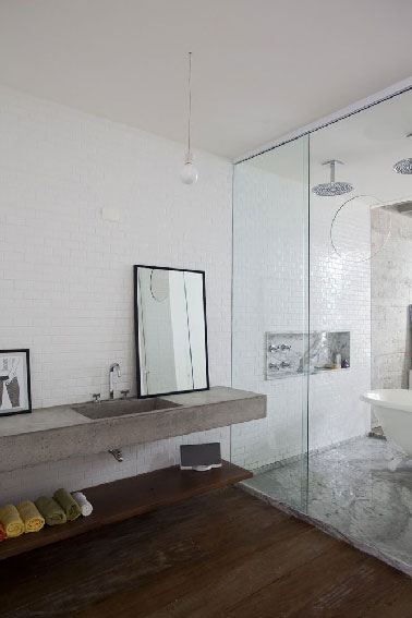 Une salle de bain qui mise sur la pureté des lignes des éléments sanitaires et la sobriété des couleurs pour offrir un espace de détente.