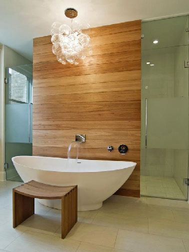 Une salle de bain ultra moderne qui privilégie la douceur des matériaux et des couleurs. Du Bois clair, des murs et parois de douche dans un vert tendre, pour un rendez-vous avec le bien-être à ne pas manquer !