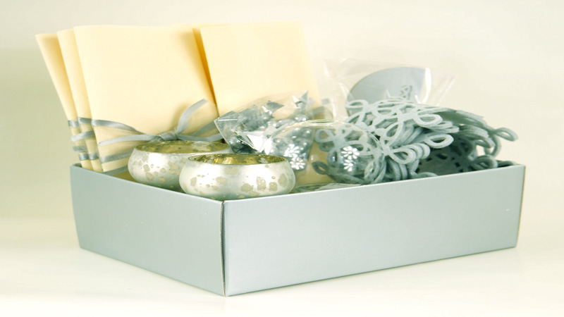 Une idée facile pour faire une belle decoration pour la table de Noël en commandant simplement une box dans laquelle toute la déco nécessaire : chemin de table, marque-places, serviettes bougies boules de Noël et perles