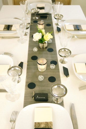 La box decoration table de Noël thème so chic. harmonie de noir et argent pour le chemin de table, les marque-places sont en ardoise noir pour écrire les nom à la craie sans oublier de placer les pailletes argent sur la nappe pour une table festive. 