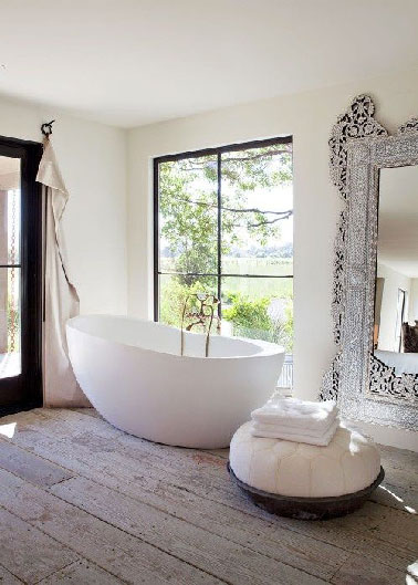 Dans une salle de bain de 15 m2 baignée de lumière avec un accès direct au jardin, inutile de l'encombrer de meubles et accessoires, place à la zen attitude et à l'essentiel pour une détente totale à l'heure du bain.