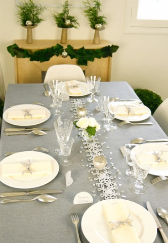 L'élégance du gris et de la dentelle blanche pour une décoration de table de Noël qui convient à tous les styles de vaisselle. La box comprend tout le décor nécessaire pour dresser une table de fête