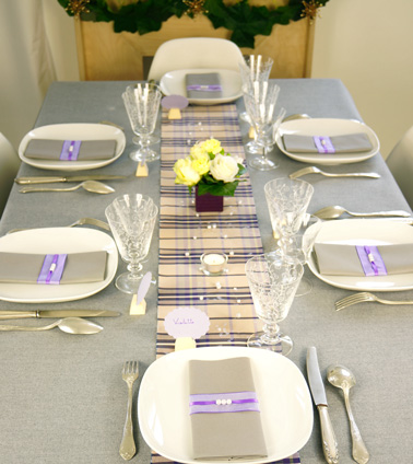La box décoration table de Noël thème nacré avec centre de table, serviette couleur lin, marque place et violet et parme, photophore noir 