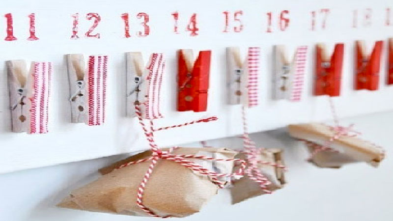 idées faciles et originales en 5 DIY Déco pour faire un calendrier de l'Avent avec les enfants avec du papier kraft, des déco rouge et blanche pour emballer les cadeaux surprises