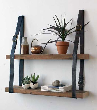 Pour fabriquer ces étagères bois, récupérez deux bandoulières de  sacs cuir, deux planches de bois et fixez les deux éléments à l'aide de visses à bois