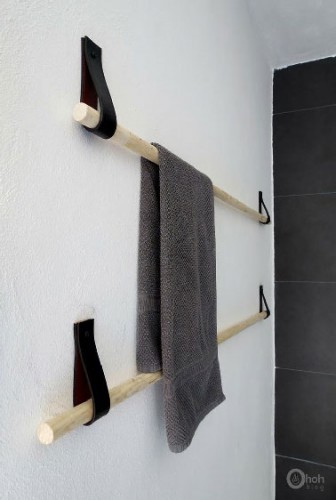 Pour fabriquer un porte-serviette en bois et cuir, matériel nécessaire : une barre ronde en bois style manche à balais et des lanières de cuir récupérées sur de vieux sacs.