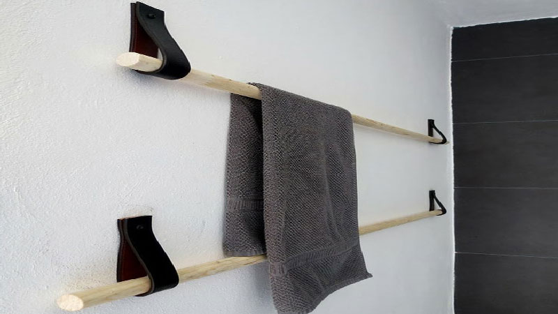 Fabriquer un porte-serviette en bois et cuir à partir de lanières de cuir récupérer sur de vieux sacs