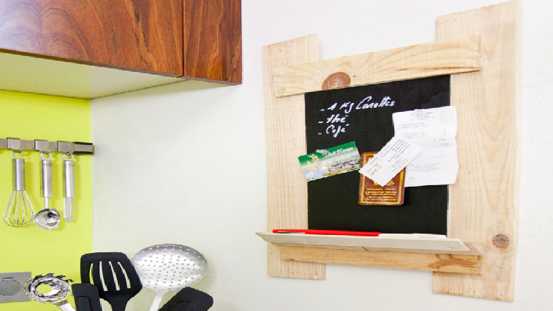DIY pour fabriquer un tableau ardoise en quelques étapes avec une cagette bois
