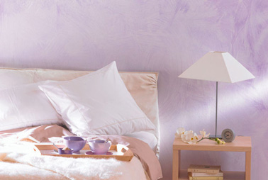 peinture à effet essuyé sur les murs d'une chambre Peinture à effet essuyé sur les murs d'un chambre couleur Glycine dans la collection Transparence de Maison Déco
