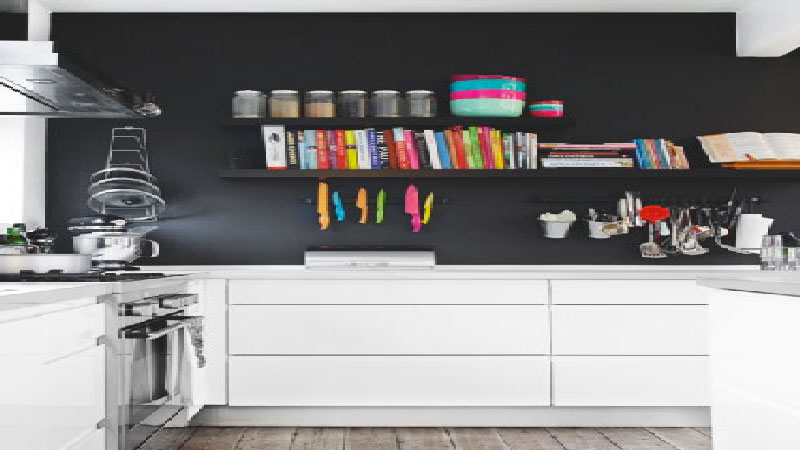 peinture mur noir dans cuisine blanche tendance couleur pour deco cuisine