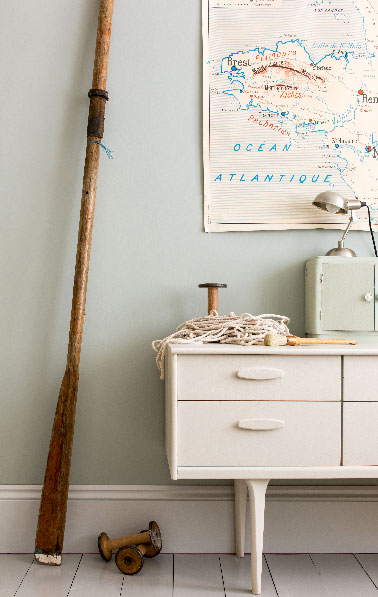 Une nouvelle teinte de gris pour la déco du salon  sous le signe de la détente. Une couleur de peinture  pour les murs, repeindre un meuble ou un parquet pour créer une ambiance propice à la détente de la nouvelle gamme Farrow & Ball pour 2015
