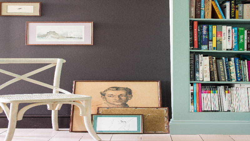 la marque de peinture Farrow & Ball annonce la tendance couleur salon pour 2015. 4 nouvelles couleurs avec un brun, vert, beige rosé et gris pour repeindre murs, meubles et le parquet du salon
