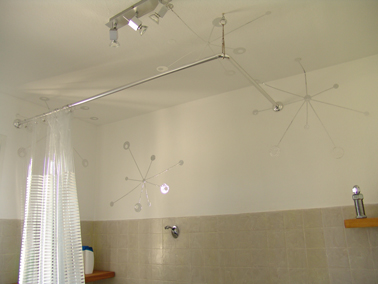 Lorsque la peinture carrelage vient au secours d’une salle de bain, le résultat est bluffant ! Ici, la vieille faïence est repeinte pour un effet déco tout en subtilité avec une peinture aspect enduit gris souris qui tranche avec le haut du mur repeint lui en blanc cassé. Petit plus ajouté : des pastilles autocollantes effet miroir ! Peinture, Enduit décoratif et pastilles chez Leroy Merlin