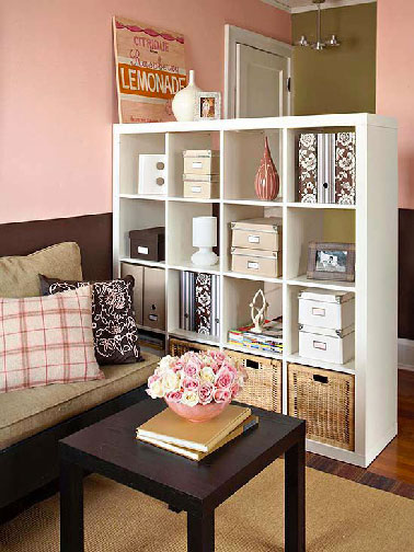 Une bibliothèque ouverte en guise de séparation pour créer un couloir lorsque l'entrée de l'appartement donne directement dans le salon