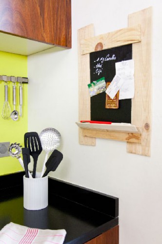 Voilà votre créaction est terminée le tableau ardoise est croché dans la cuisine et attend la liste des courses  fixée par des petits aimants et les petits mémos écrits à la craie