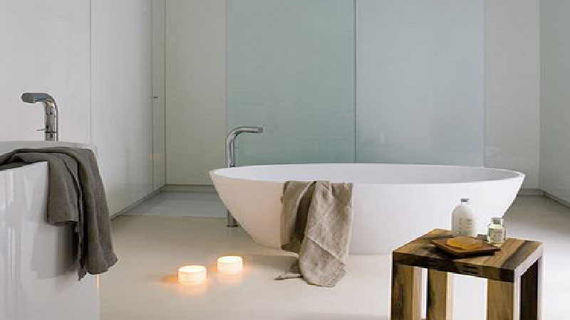Une baignoire îlot, du bois, des couleurs douces dans la salle de bain et l’ambiance zen s’installe. Pour accentuer le bien-être des spots et éclairages tamisés, une paroi de douche en verre sablé, la décoration de la salle de bain privilégie les matériaux naturels