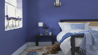 Bleu, une couleur de chambre idéale pour bien dormir le bleu, une couleur reposante pour la peinture de chambre. Le choix du bleu se fait en fonction des dimensions de la chambre grâce au pouvoir des couleurs.