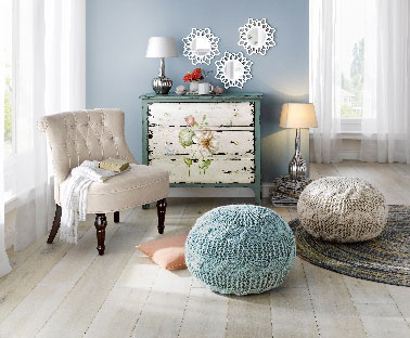 Le nouveau catalogue Helline surfe sur une vague de légèreté avec ses couleurs estompées. Les fleurs ont éclos sur la commode turquoise effet patiné qui rappelle la tendance à une déco printanière dans le salon pour la création d’une ambiance douce propice à la détente. Calme et volupté assurés. Commode H/l/P tot. env. 83/90/40 cm, prix : 419.90 €. Pouf H/diam 35/55cm, prix 110,40 €