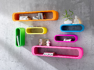 Les étagères pop et design du nouveau catalogue Helline aux couleurs flashy pour donner un nouveau souffle à tout un espace. Un mur gris prend alors une toute nouvelle dimension grâce à une pointe d’orange vitaminé, de vert flashy ou de rose framboise. Lot 3 étagères H/l/P tot. env. : 1x - 17,5/95/16 cm, 2x - 17,5/40/16 cm, prix 129,90 €