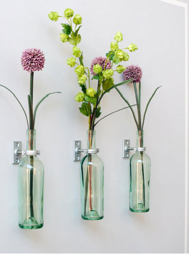 Fixez les supports sur le mur. Pour renforcer l'effet déco c'est bien d'en prévoir au minimum trois, espacés d'une vingtaine de centimètres. Mais bien sûr, rien de vous empêche de former un linéaire de vases sur toute la longueur d'un mur du salon, de la cuisine et même dans l'entrée.