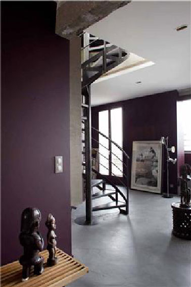 Deux nuances de gris subliment les murs aubergine de l'entrée Dès l'entrée la couleur annonce l'ambiance chaleureuse développée dans l'ensemble des pièces avec des murs recouverts d'un magnifique aubergine magnifié par les deux nuances de gris du plafond et de la peinture sol. Couleur : Millésime n° EE167 Collection Etats d'esprit de Tollens