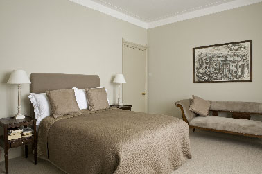  La couleur lin en peinture chambre dégage une impression de douceur. L’adopter sur les murs et l’associer à des teintes dorées, du bois et de l’ivoire crée une ambiance couleur chambre adultes idéale.