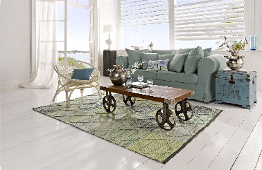 Le nouveau catalogue Helline propose une gamme de meubles sur le thème "week-end à la mer".  Les nuances bleutées des meubles  donnent à la pièce une allure de maison de vacances les pieds dans l'eau. Table basse H/l/P tot. env. 36,5/114,5/54,5 cm, prix 419,90€.