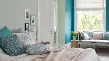 Une peinture couleur pastel pour une chambre exposée au nord Dans une chambre d’adulte au nord, peindre les murs dans une harmonie de couleurs claires et chaudes compense le manque de luminosité. Une peinture couleur vert d'eau et un bleu turquoise qui par un effet de miroir renvoient la lumière dans la chambre. En complément, des couleurs pastel de rose poudré, ivoire et lin et la chambre s'illumine. Peinture :Vert d'Eau, bleu turquoise Acapulco et blanc Dulux Valentine.