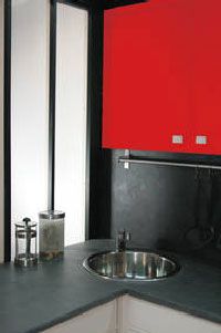 peinture effet béton gris anthracite sur carrelage S'appliquant en mural ou sur plan de travail, cette peinture effet béton recouvre du carrelage directement sans sous-couche pour un rendu design à l'aspect nuancé. Crème de Béton Tollens 6 couleurs disponibles chez Castorama