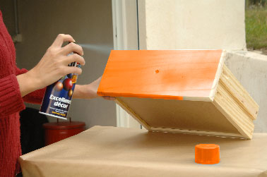 appliquer une peinture en bombe sur un meuble Pour éviter les coulures de peinture sur le meuble pulvérisez la peinture à une distance de 15 à 30 cm du meuble. Peinture en bombe Julien couleur orange