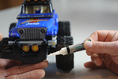 Recoller jouet avec Plactic la colle ultra forte Cyanolit La colle Plastic de Cyanolit se distingue de ces copines grâce à sa formule haute efficacité doublée avec un primaire de préparation qui permet d'assurer un collage définitif de la plupart des objets plastique. séche en 10 secondes, de quoi redonner le sourire au propriétaire du jouet, du téléphone, de l'accessoire auto ou du robot ménager !