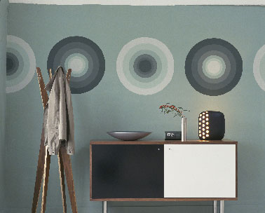 Relooker un meuble avec une peinture en bombe Julien Amusez-vous à repeindre les portes d'un buffet bas avec deux couleurs de peinture, en noir et blanc par exemple pour lui donner une allure moderne. Peinture en bombe Julien