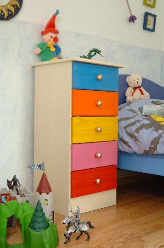 relooker une commode avec plusieurs couleurs de peinture bombe Avec un nuancier de 31 couleurs pour la peinture en bombe, il est facile de repeindre les tiroirs d'une commode de plusieurs couleurs pour un effet ludique dans une chambre d'enfant. Peinture Julien