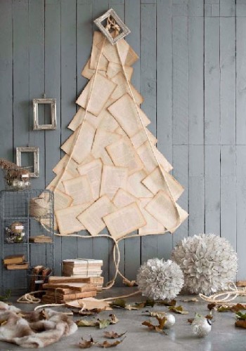 Un sapin à réaliser avec un vieux livre récupéré au grenier. Les feuilles sont détachées une à une, puis collées sur le mur en forme de grand triangle. Une corde est ensuite fixée sur les contours pour créer le pied du sapin 