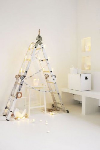 Faire son sapin avec une échelle bois Une échelle en bois décorée d'une méga guirlande lumineuse, voilà une idée originale, véritable alternative au sapin qui perd lamentablement ses aiguilles dans le salon.