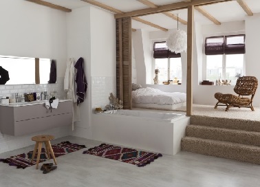 Déco style cocooning pour une suite parentale Déco cocooning pour l’ambiance de cette suite parentale. Couleurs pures et matières créent une chambre rès reposante. La moquette beige invite à la décontraction et la baignoire appelle à la relaxation absolue.