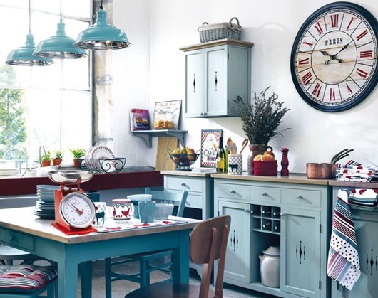 Le bleu dans la cuisine c'est aussi avec les accessoires. Table, suspensions et meubles bleu suffisent à faire entrer une cuisine dans la tendance.