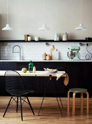 La cuisine vintage une valeur sûre en déco de cuisine. Le style scandinave ose le noir et blanc pour son aménagement avec les meubles, le carrelage et la peinture.
