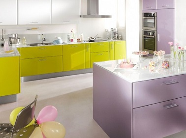 Un bleu lavande doux pour l'îlot central et du vert anis pour la zone de cuisson, une harmonie de couleurs bien pensée. Les murs blancs épurent la cuisine et font d'autant plus ressortir les meubles de la pièce.  Le lavande doux se marient à merveille avec la couleur vert anis, son opposée. Une ambiance douce et punchy voilà la bonne idée dans cette cuisine.