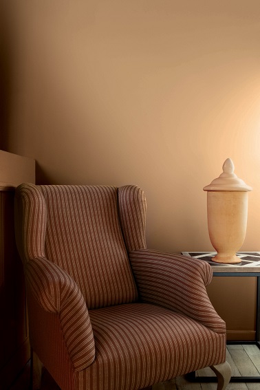 La teinte Bellini claire et gorgée de soleil pour un intérieur lumineux Peinture Tollens couleur jaune Bellini, un nom typique italien, une teinte de jaune ocrée qui s’inspire des salons de Provence de l’époque. Ces deux éléments combinés se suffisent à eux-mêmes pour donner à la maison un véritable charme authentique et surtout de la chaleur pour un espace où il fait bon vivre !