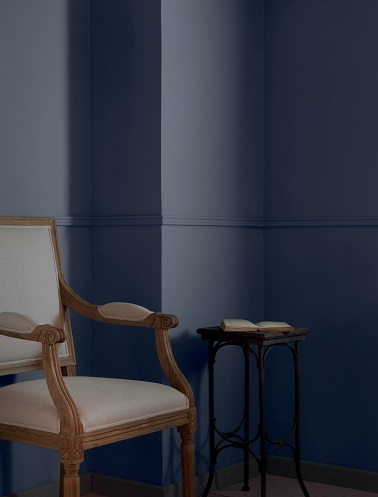 Entre raffinement et style contemporain, La nouvelle peinture Tollens & Flamant couleur  Bleu de Toi apporte ce petit plus pour mettre l’intérieur et le mobilier qui le compose en valeur. Une couleur sombre et classe qui rappelle directement le charme à la française. 