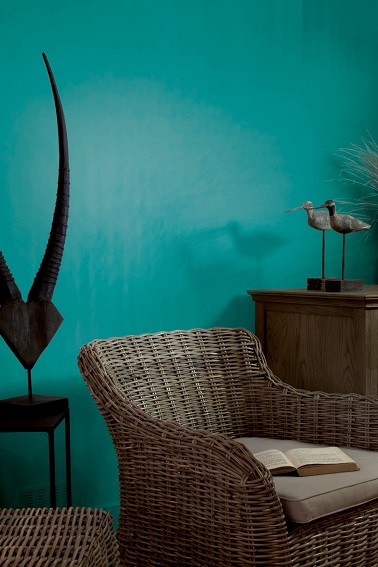 La couleur Curaçao un cocktail dépaysant pour un intérieur qui fait voir de nouveaux horizons La teinte Curaçao de Tollens c’est l’assurance d’une ambiance tropicale à domicile. Le style Tki Pop règne en maitre sur le style donné par cette couleur. Un vert teinté de bleu turquoise qui laisse de la clarté à la pièce, une teinte exotique mêlée à des meubles tressés en osier nous fait voyager jusque dans les îles du pacifique.