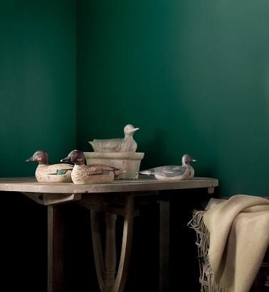 Big Ben dans la maison avec ce vert Forest original sur les murs Un vert anglais pour une peinture créant un style hors du commun et une ambiance so british ! C’est tout le charme anglais qui imprègne cette teinte. La couleur « Forest » confère de la noblesse ainsi qu’une petite touche excentrique à chaque pièce. Un atout charme original et plein de grâce.
