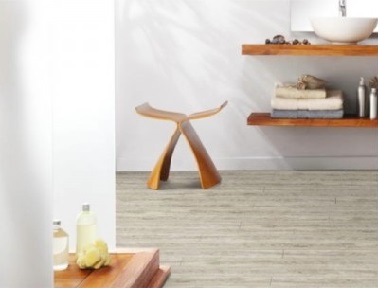 Un sol PVC pour une rénovation salle de bain facile Un sol vinyle dans la salle de bain, une idée de rénovation pas chère pour relooker la salle de bain. La couleur claire et neutre du revêtement donne une ambiance zen et moderne à toute la salle de bain.