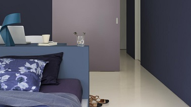 Palette de peinture bleu et violet illuminent la suite parentale On jette l’ancre dans cette chambre toute en nuance de bleu et violet. La salle de bain joue à cache-cache derrière les panneaux coulissants violet clair pour un peu plus d’intimité dans une déco d’ambiance générale qui évoque à la fois raffinement let luxe. A la fois subtile et affirmée cette suite parentale invite à un voyage en bord de mer. Dépaysement à l’horizon ! Peinture couleur bleue mur et tête de lit : « Cyclades » Collection “crème de couleur” et “Le mat” (pour les 3 couleurs) - « Eclipse » / Panneaux coulissants de séparation avec salle de bain peinture violet clair : « Glycine » /Peinture sol couleur sable gamme Ultra Résist Sol aspect satin de Dulux Valentine