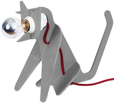 Cette lampe design à poser pour la chambre en forme de chat risque de surprendre les enfants. Et pour cause ce n'est pas un chat comme les autres, il a une tête d'ampoule.
