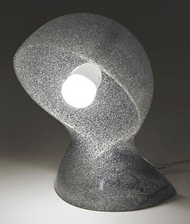 Cette lampe design à poser pour la chambre est une édition limité de la marque Artemide. Strass et paillette pour faire de votre chez vous un intérieur de star. Matière : thermoplastique moulé