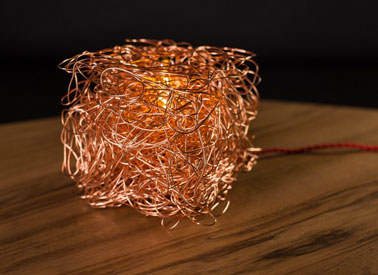 La lampe à poser Charabia par Koska est unique . N'importe où dans le salon ou même dans la maison elle est votre alliée pour une lumière zen et douce.